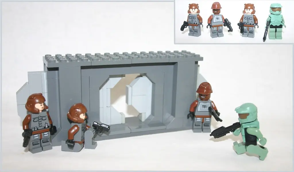 LEGO-Minifiguren aus dem Halo Battle Pack: Pillar of Autumn in einer grauen Basis.