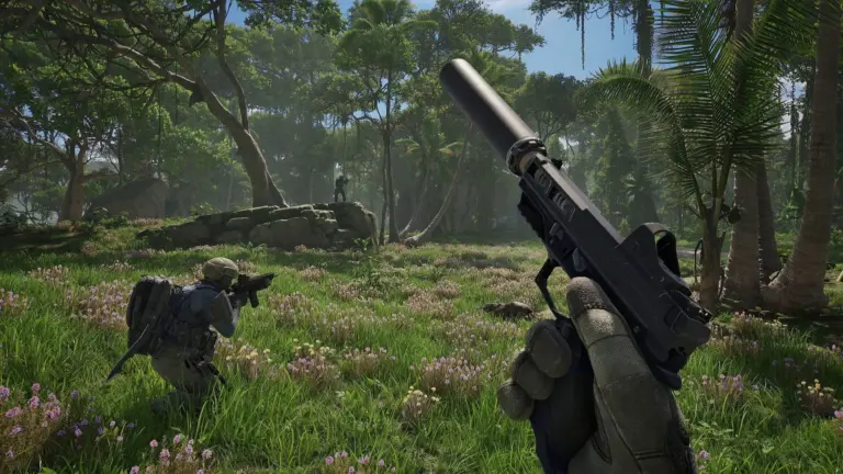 Ein offizieller Screenshot aus PUBG: Black Budget, der eine Ego-Perspektive eines Soldaten im Dschungel zeigt.
