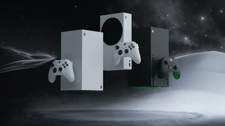 Verschiedene Xbox Series X und S Konsolen sowie Controller vor einem dunklen Weltraumhintergrund