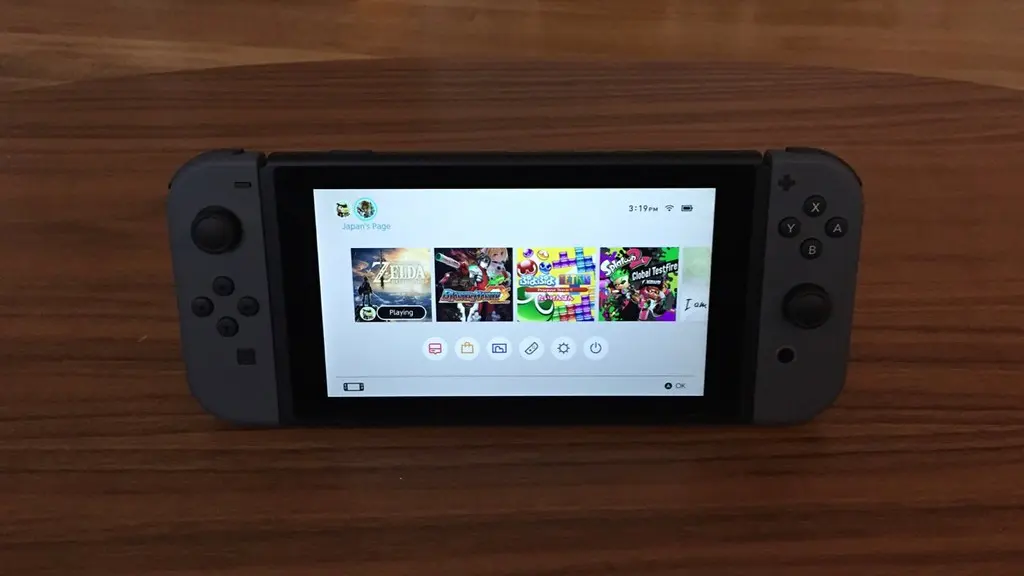 Eine eingeschaltete Nintendo Switch Konsole mit verschiedenen Spielen auf dem Bildschirm.