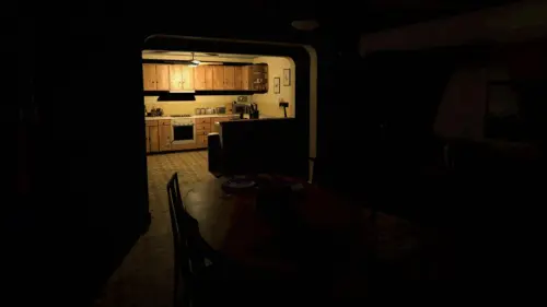 Ein dunkler Raum mit Blick auf eine beleuchtete Küche aus dem Spiel Phasmophobia.