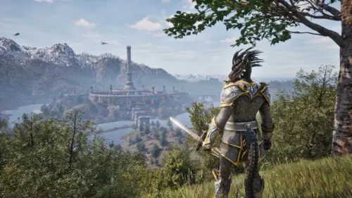 Ein Argonier in goldener Rüstung blickt auf eine Stadt mit einem hohen Turm in The Elder Scrolls IV: Oblivion Remastered.