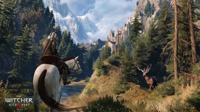 Ein Screenshot aus The Witcher 3: Wild Hunt mit Geralt auf seinem Pferd vor einer Burg und einem Hirsch.